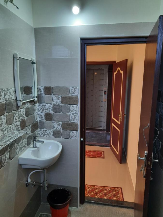 Grk Residency Hotel Guduvancheri Bagian luar foto