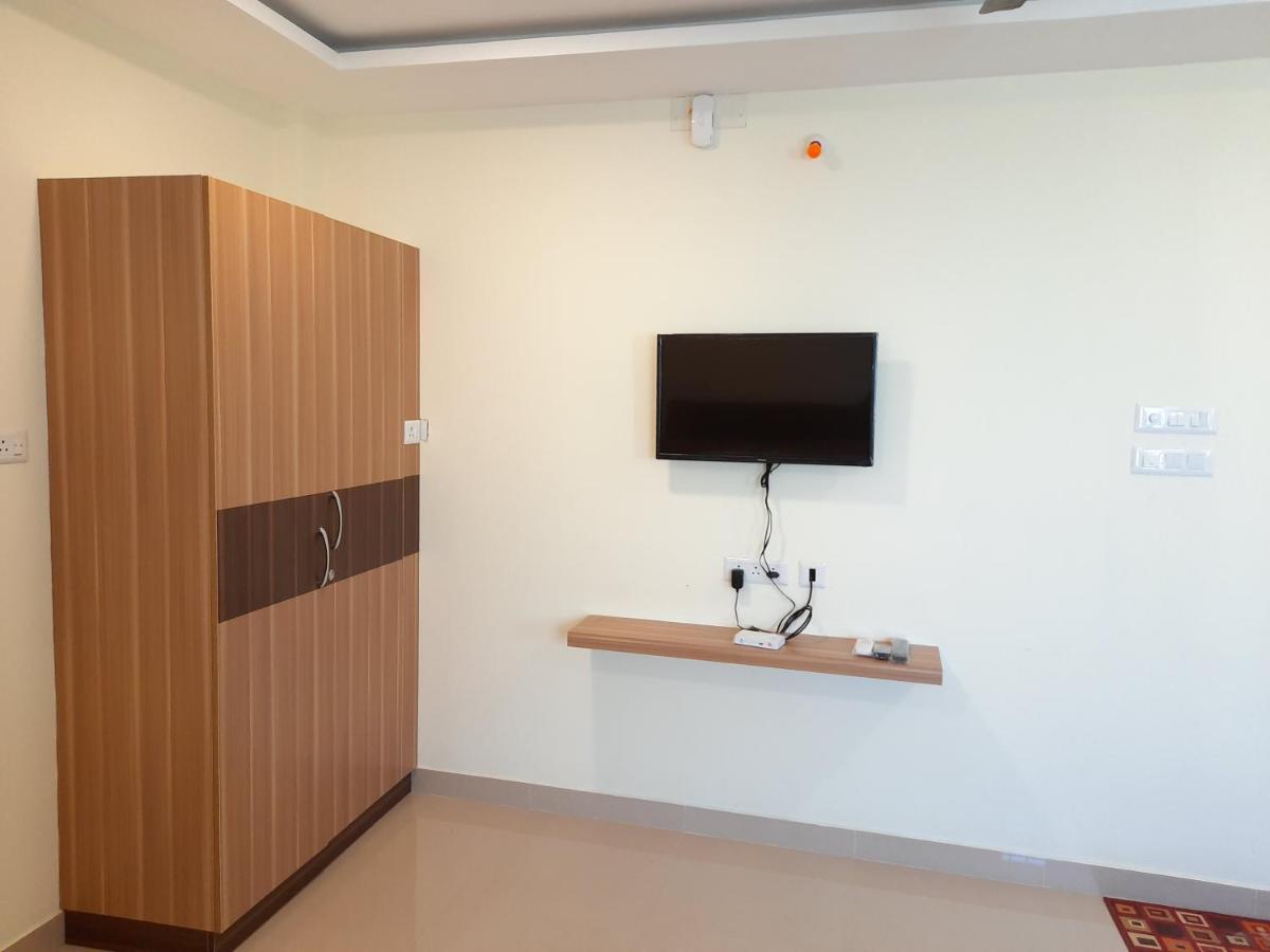 Grk Residency Hotel Guduvancheri Bagian luar foto
